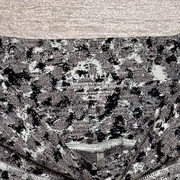Women's Joggers Athleta Meadow Decadent Chocolate Salutation Cheetah Sz M - Picture 3 of 9
